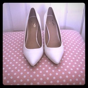 White Mix No. 6 Pumps Worn ONCE! Size 8